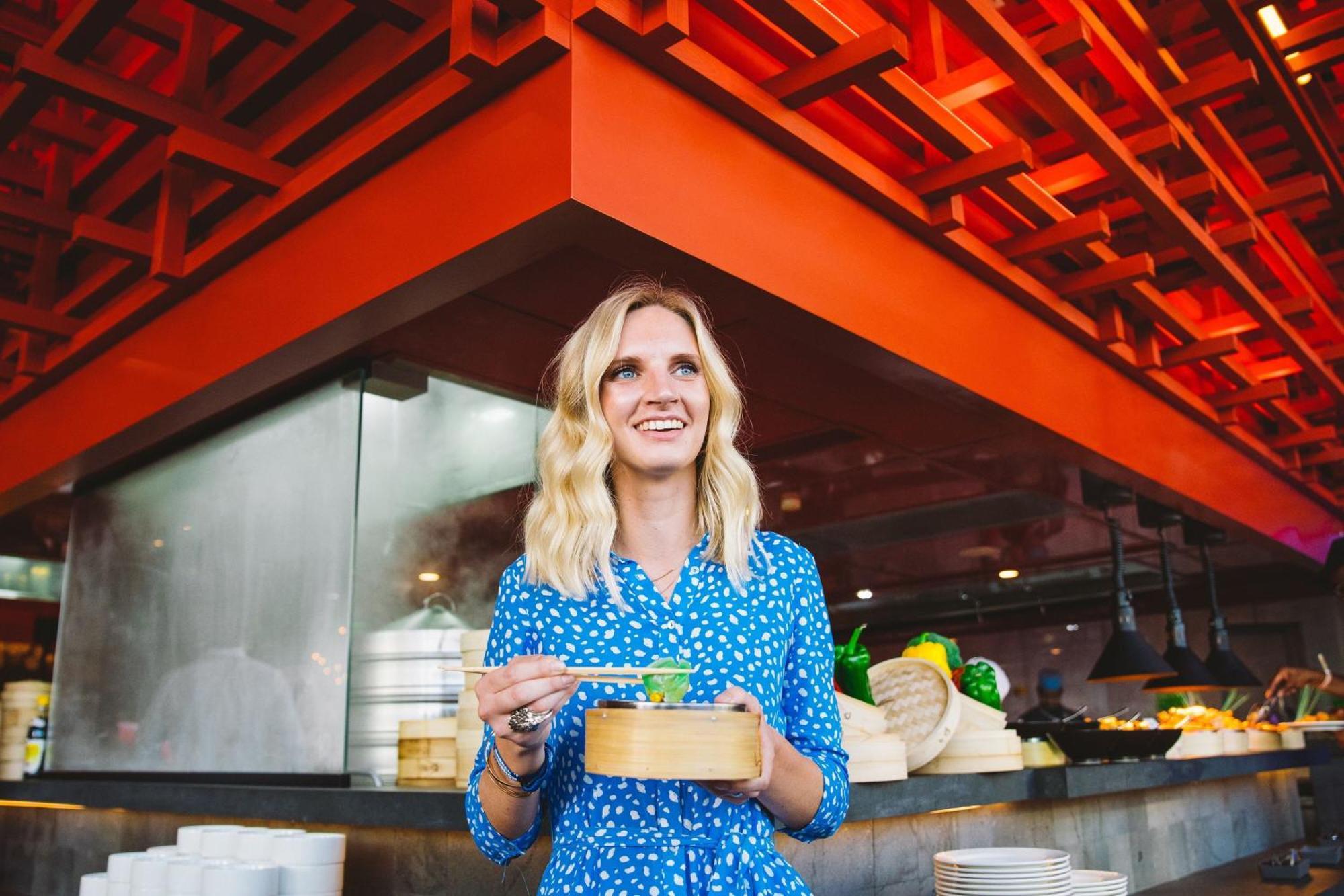 W Abu Dhabi - Yas Island Hotel Exterior photo A woman holding a bento box