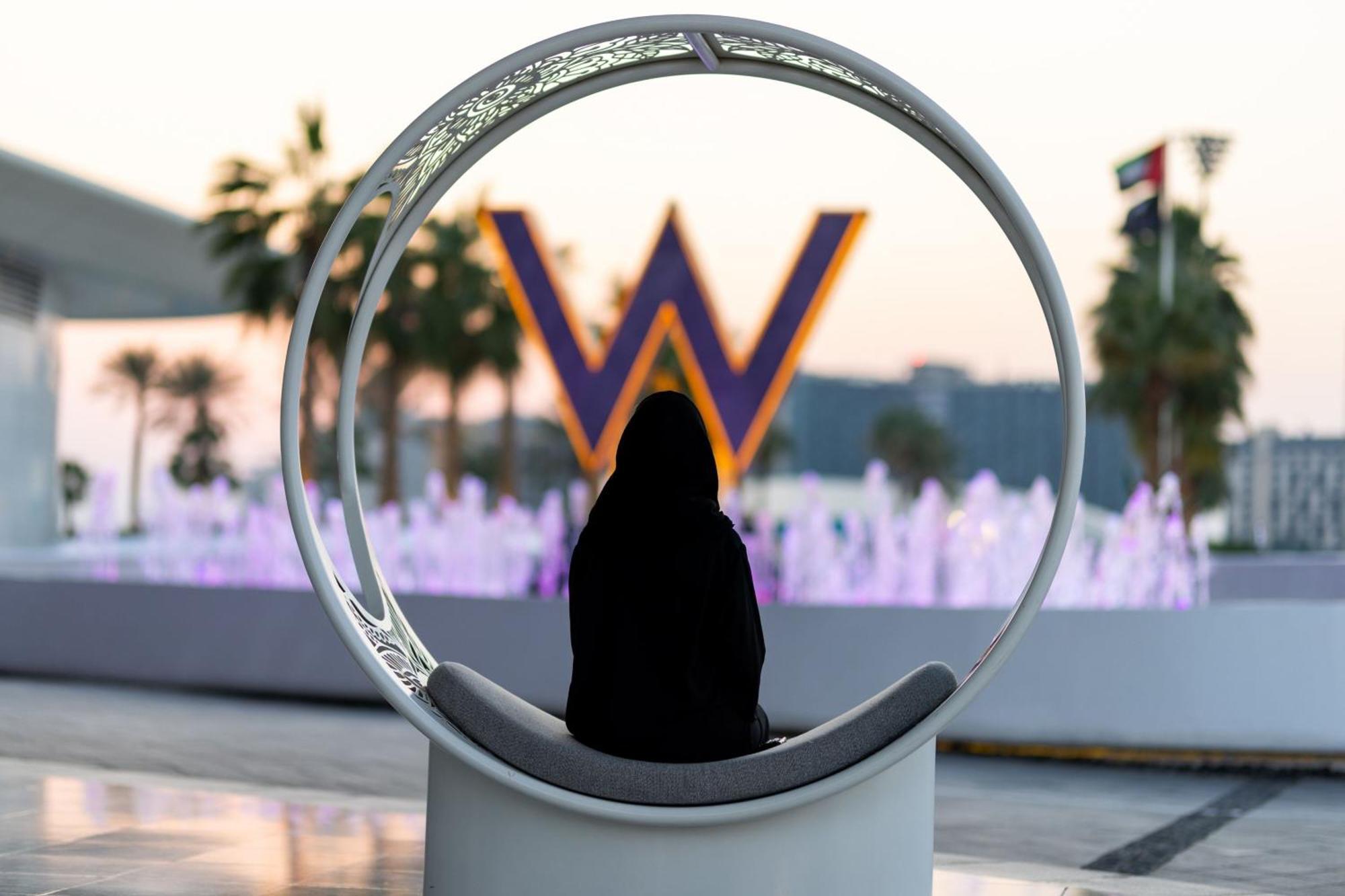 W Abu Dhabi - Yas Island Hotel Exterior photo A woman in an abaya in Abu Dhabi